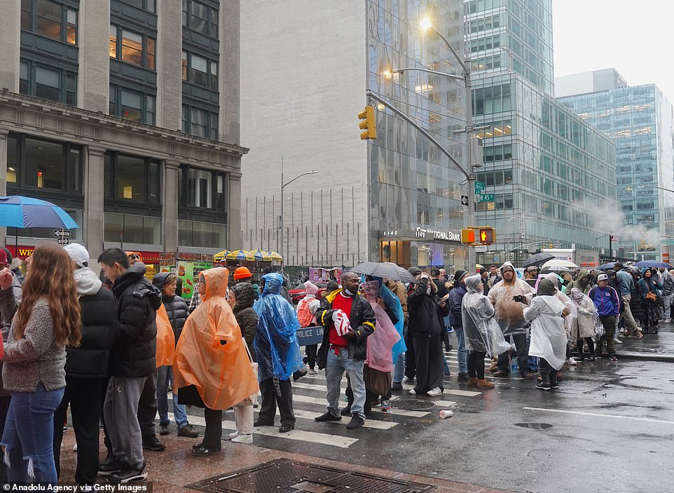 People gather in Times Square to celebrate New Year's Eve on a rainy day in New York City: some masks are seen among a sea of ​​people taking advantage of the unrestrained celebration