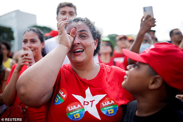 Spectators reacted with emotion to Lula's swearing in as president