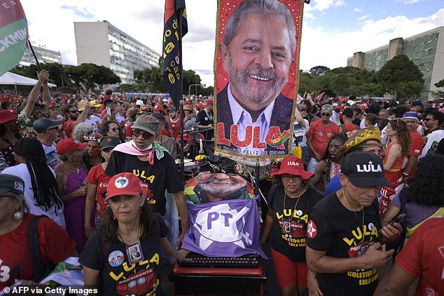 Several signs with Lula's face were seen in the crowd along with T-shirts and hats bearing his name.