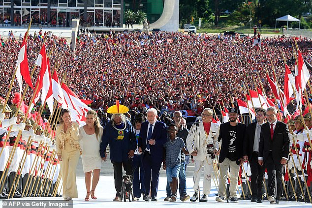 Lucía was received by the Brazilian indigenous leader Raoni Meturktire (four on the left)