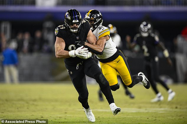 Steelers safety Minkah Fitzpatrick (39) tackles Baltimore Ravens tight end Mark Andrews (89).