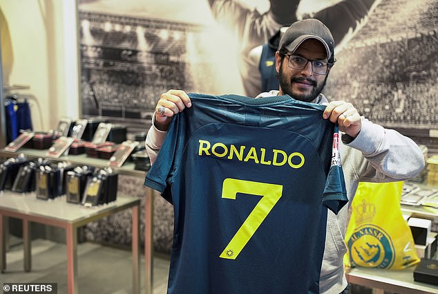 The fans posed with the shirt that Ronaldo will wear when he plays for the club