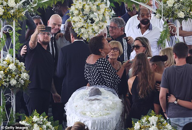 In the photo: Infantino stops to take a selfie with a group, a few meters from Pelé's coffin