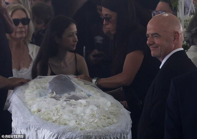 Infantino was in the city of Santos to pay his last tribute to the player considered the greatest of all time, who passed away this Thursday at the age of 82.