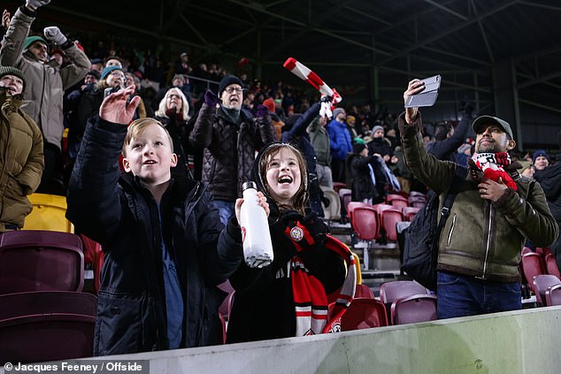 The Brentford fans celebrated with the players the surprising victory against Jurgen Klopp's team