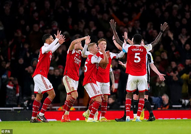 The Arsenal players surrounded the referee in death because they felt they should have been given a handball penalty.