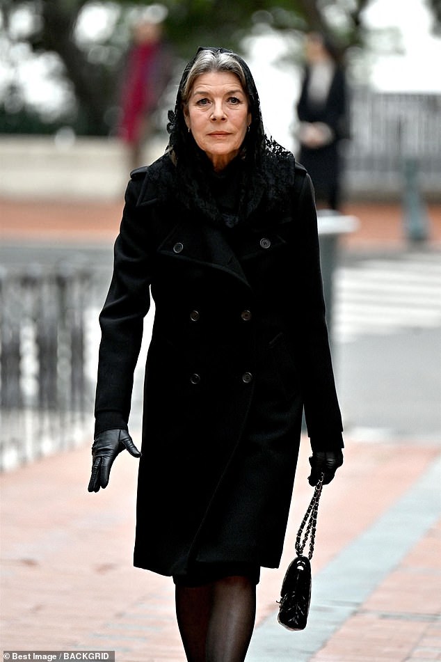 For her part, Princess Carolina opted for an elegant black outfit for the occasion, putting on a mantilla and black gloves.