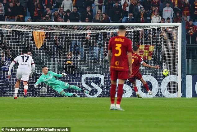 1672855259 903 Roma 1 0 Bologna Abraham heads the ball off the line