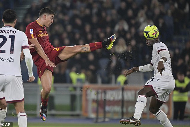 1672855263 655 Roma 1 0 Bologna Abraham heads the ball off the line