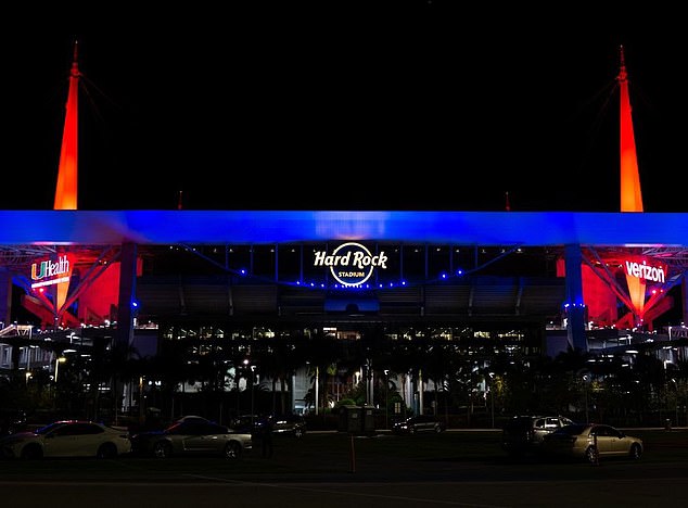 The Hard Rock Stadium in Miami -home of the Dolphins- also shone red and blue this Tuesday