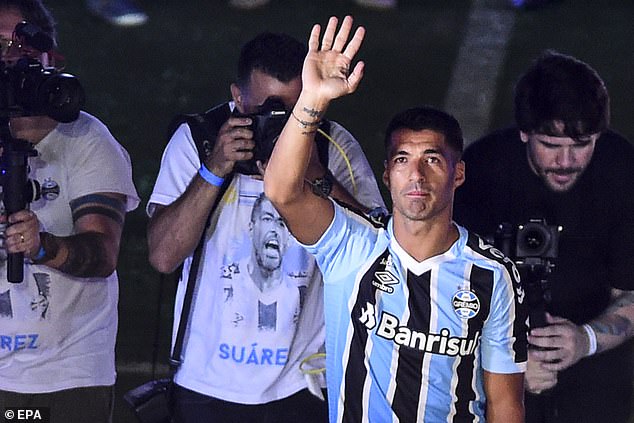 Suárez was greeted by thousands of Gremio fans who turned out to see his dazzling performance.