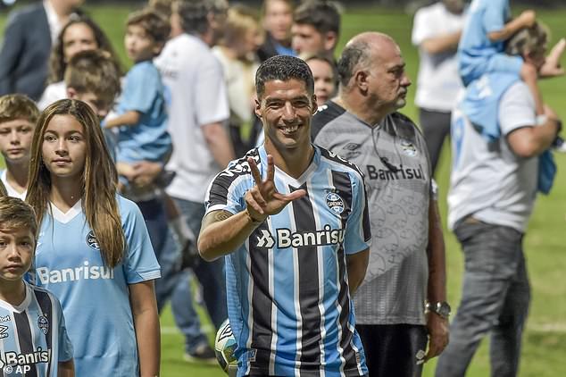 Gremio confirmed the signing of Suárez on Friday after the 35-year-old's contract with Uruguayan boyhood club Nacional expired.