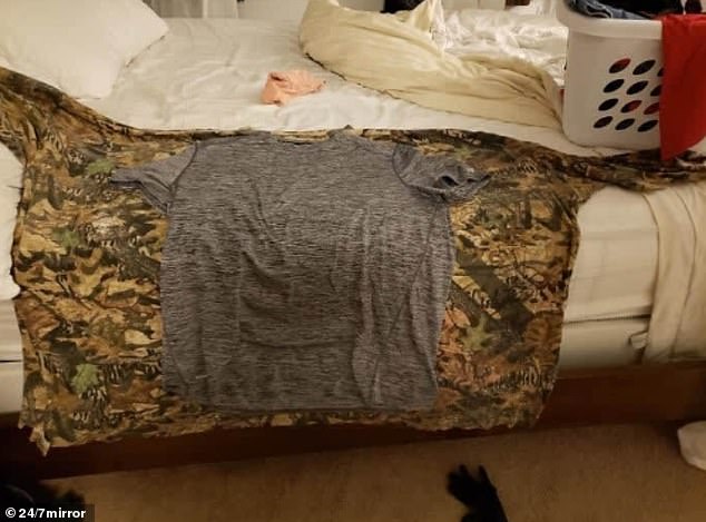 This inspiring snapshot shows the t-shirts of a person living in the US, before and after losing 400 pounds.