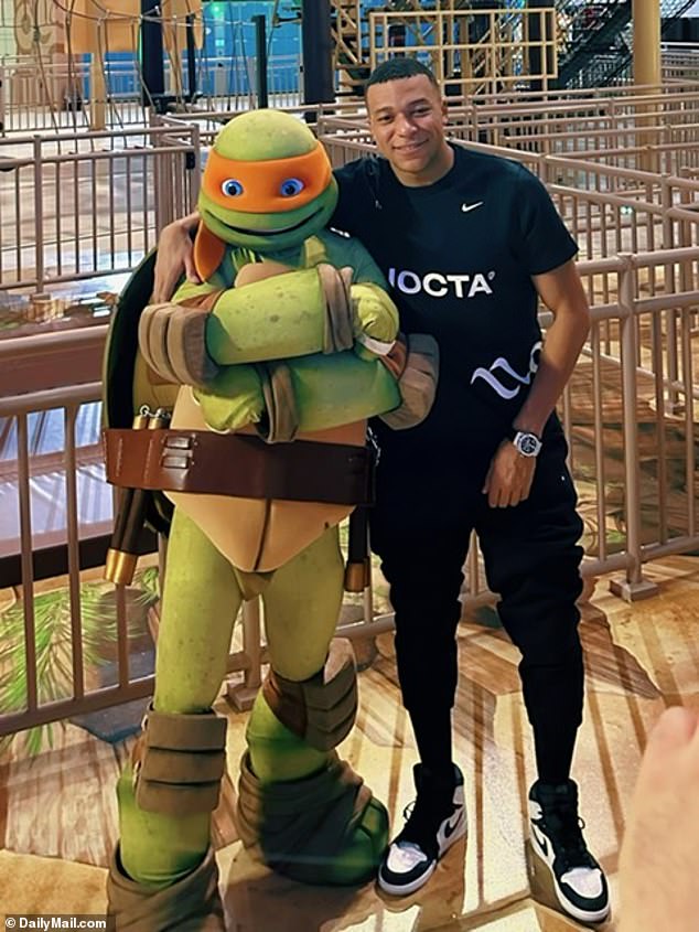 The French gamer jokingly posed next to a teenage mutant ninja turtle, Michelangelo.