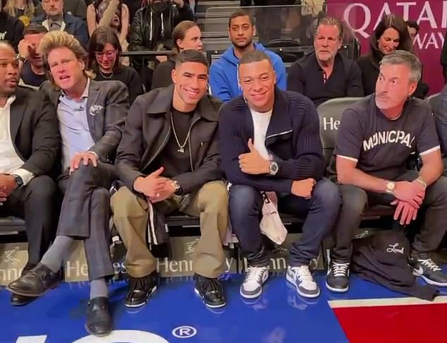 Mbappe and Hakimi watched the Brooklyn Nets beat the San Antonio Spurs from the pitch