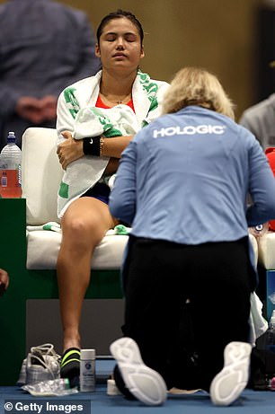 Raducanu looked very uncomfortable while receiving the treatment from the trainer.