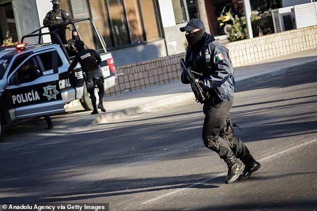 Police take security measures during the operation to capture Ovidio Guzmán López by elements of the Secretariat of National Defense of Mexico in Culiacán