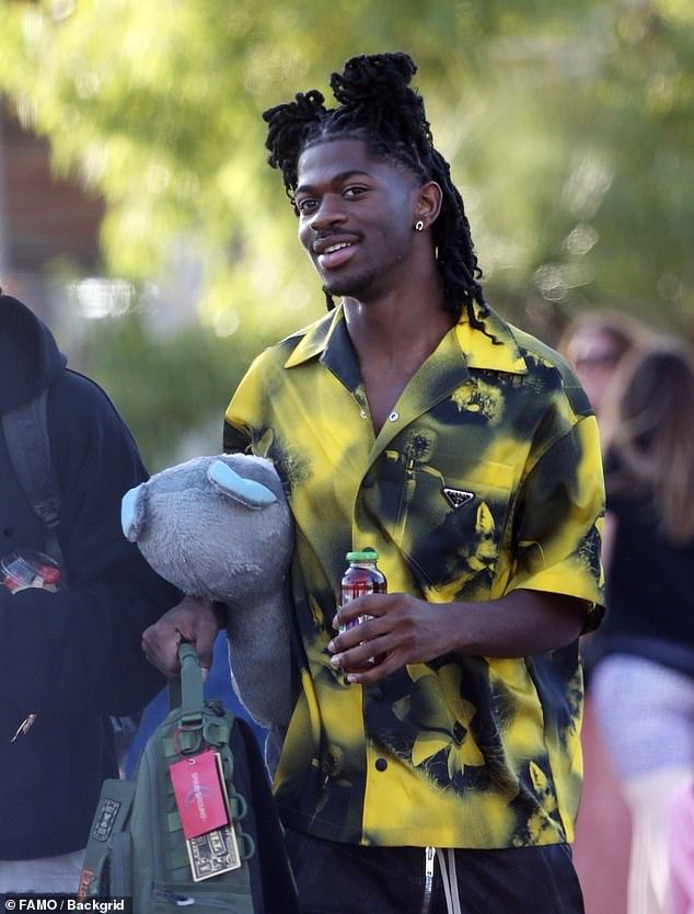 Making the most of his trip Down Under, where he's been playing a host of festivals, the musical artist took a stuffed dog with him through the airport.