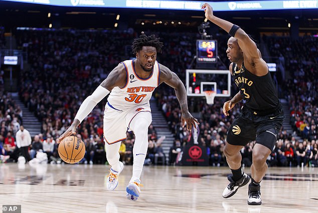 Julius Randle had 32 points and 11 rebounds as the Knicks beat Toronto for the fourth straight win