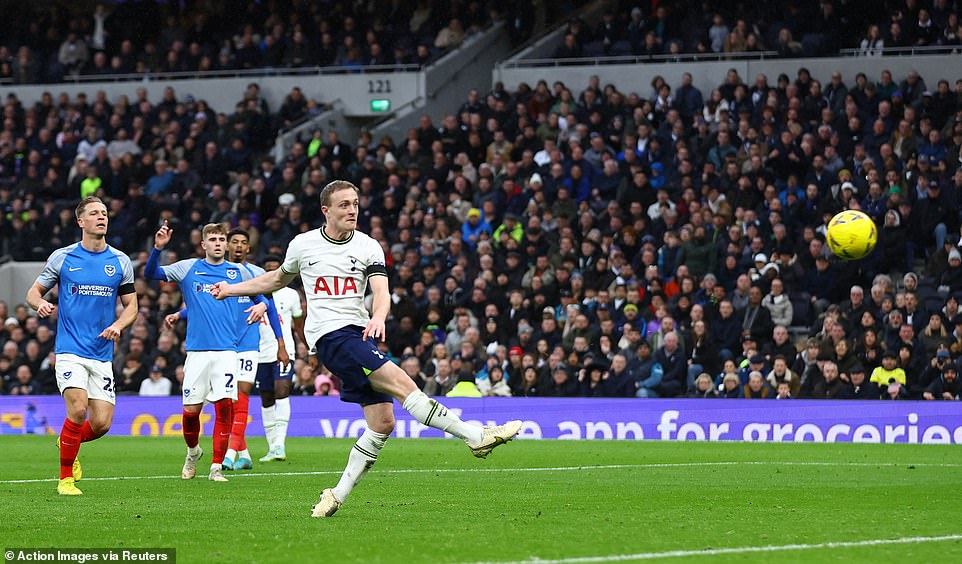 Oliver Skipp sent a shot wildly over the crossbar from around eight meters after the ball went wide in the Pompey box.