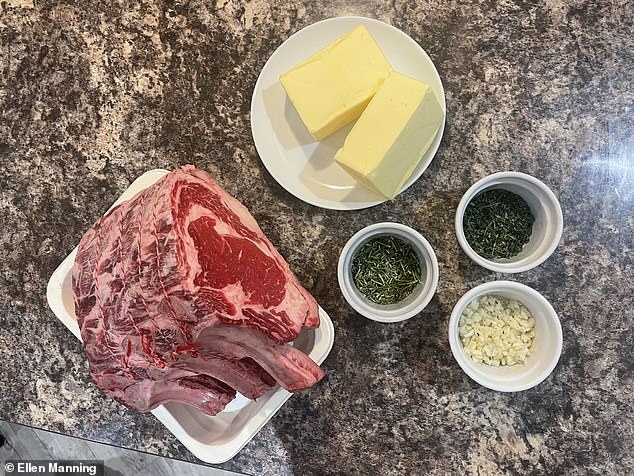 For the recipe you need a roast beef, as well as rosemary, thyme, garlic, salt and pepper and lots of butter.