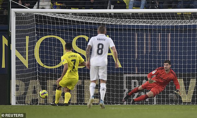 Gerard Moreno (L) restored the home side's lead just two minutes later with a brilliant penalty kick.