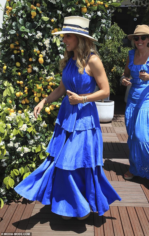 Elsa accessorized with a wide-brimmed hat and semi-transparent sunglasses along with a series of bracelets.