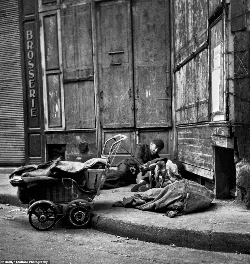 Marilyn Stafford captures sleepers from the street in Boulogne-Billancourt, Paris, circa 1950