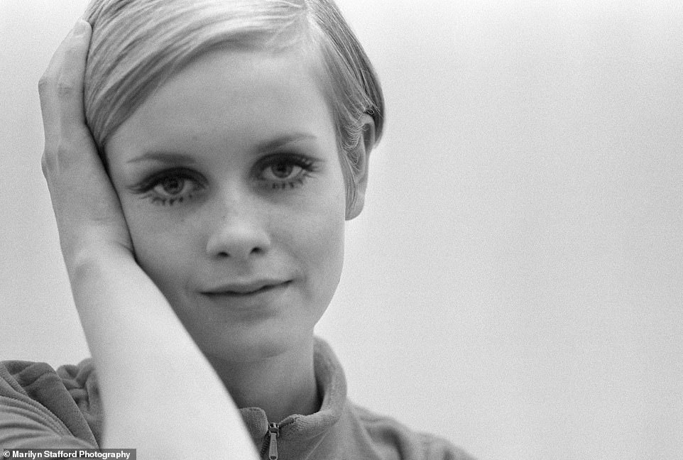 Marilyn Stafford photographs a model named Twiggy in London in 1970