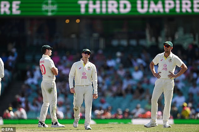 Steve Smith (centre) appeared to have caught Heinrich Klaasen on day 5 of the Test against South Africa, but was not ruled out by the third referee.