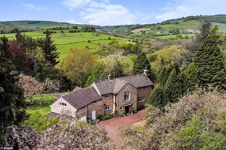 This four bedroom house is situated in the village of Curbar in the Derbyshire Dales and is surrounded by beautiful countryside views