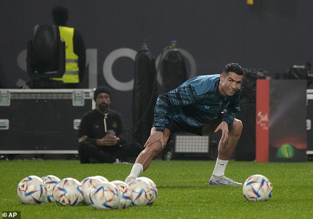 Cristiano Ronaldo joked in Al-Nassr training despite the uncertainty about when his debut will be