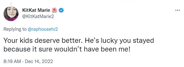 Some have sided with the woman, saying it was the least she could do after making her wait.