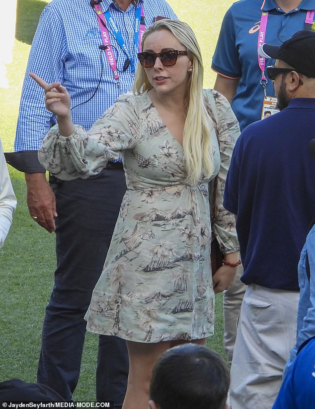 She wore her long blonde locks and completed her ensemble with sunglasses and a tote bag.