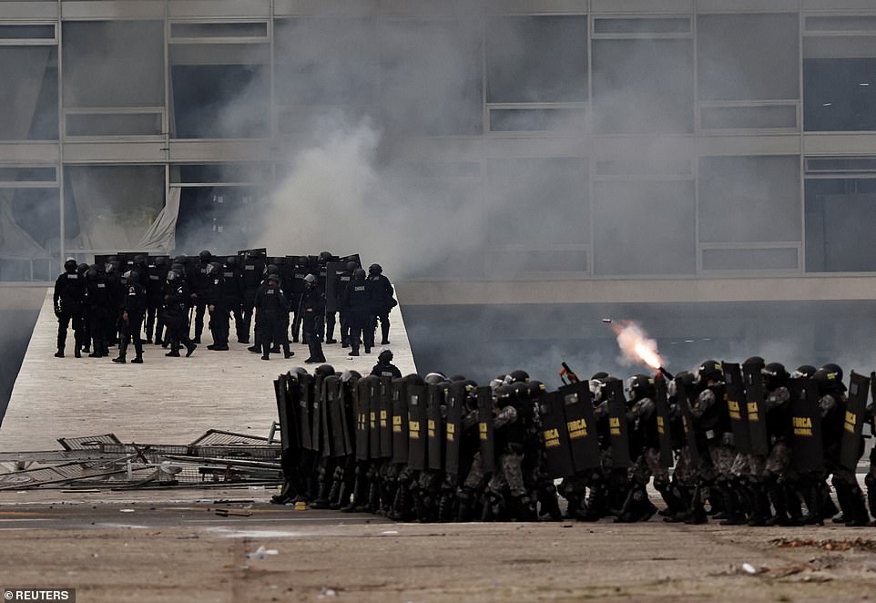 Lula announced a federal security intervention in Brasilia lasting until January 31 after capital security forces were initially overwhelmed by the invaders