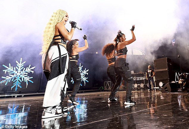 Dancers: Rapper Best Friend was joined on stage by backup dancers donning black sports bras and matching pants.