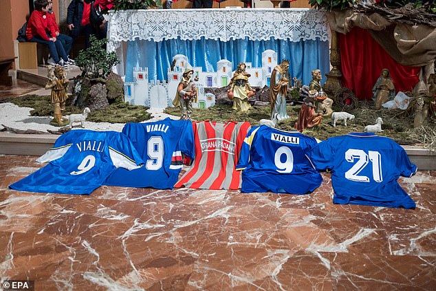 Shirts with the name of Vialli were placed in the church service in Cremano