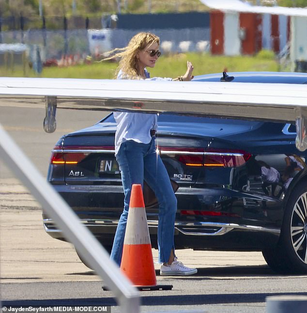 Nicole, who is spending an extended Christmas break in her native Australia, seemed to be in good spirits as she boarded the plane.