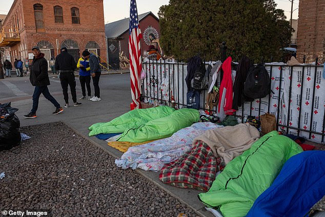 Immigrants sleep on the sidewalk near a migrant shelter on January 9, 2023, one day after the president's visit.  He did not meet any migrants during his tour of border facilities