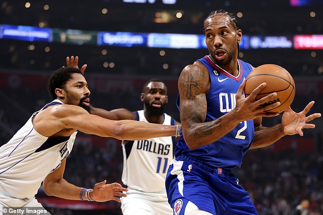 Kawhi Leonard scored 33 points to lead the Los Angeles Clippers to a win over Dallas