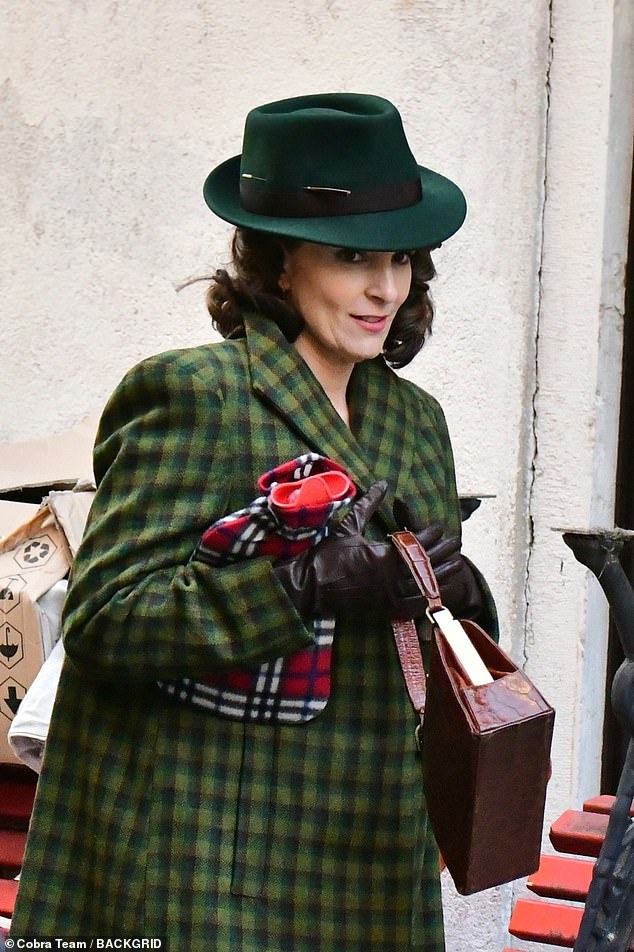 Period Piece: Tina looked amazing in her vintage-inspired outfit, pairing the coat with leather gloves, a brown clutch, sheer tights, and simple heels