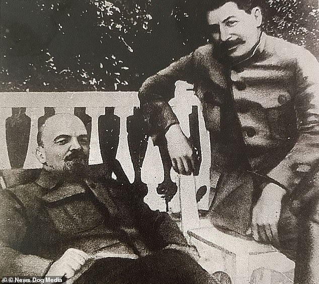 In addition to using the editing tactic to eliminate his new enemies, Stalin also put himself in an image of an ailing Vladimir Lenin in 1922. In the retouched photo, he is seen sitting next to his then leader, with the representation planned.  to show how Stalin had visited Lenin before his death in the hope of increasing his chances of succeeding him