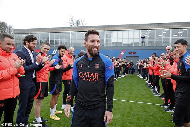 Messi received the guard of honor from his teammates upon returning to training last week