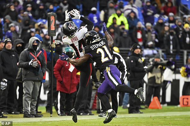 Stephens attempts to break up a pass to Atlanta Falcons wide receiver Damiere Byrd in Week 16