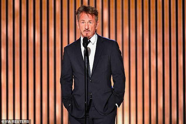 It did, however, make us laugh when Sean Penn (above) appeared on stage in a tan that blended easily into the orange background.  He didn't look in a mirror before leaving home?