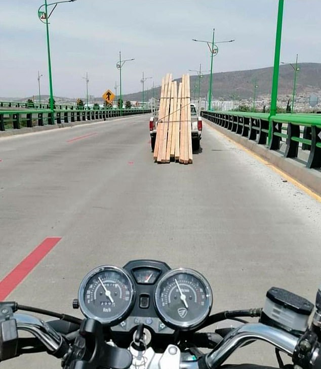 Bat from hell!  In an unknown location, a motorcyclist is revving up the idea of ​​taking a high jump from a truck that is carrying the perfect grade.