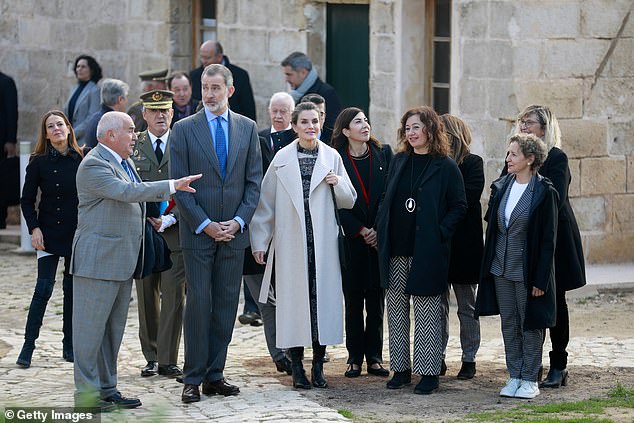 The royal couple was accompanied by the Secretary of State for Tourism of Spain, Rosana Morillo, the President of the Balearic Islands, Francina Armengol and the Government delegate, Aina Calvo, on the right