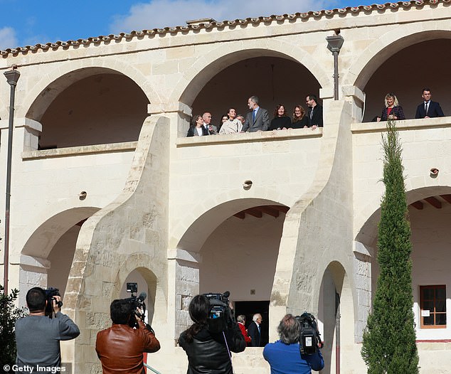 The couple participated in a photocall with the Government delegate who had traveled with them to Menorca