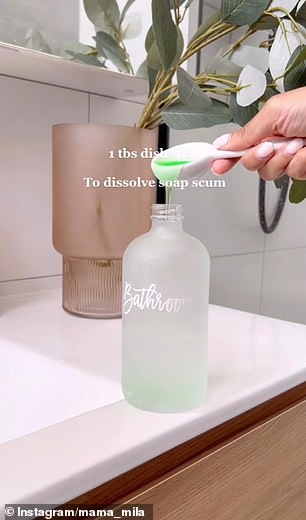 The cleaning expert mixes white vinegar, dish soap and essential oil to eliminate mold in areas such as the shower and prevent it from reappearing