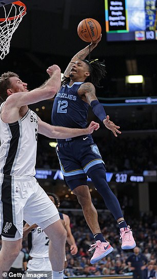 Ja Morant dunks on Jakob Poeltl